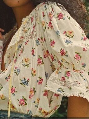 Doen Floral Puff Sleeve and Lace Tulea Top in Fleurs de jonquille